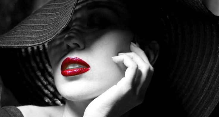 gynaika-kouvalaei-kleidi-eytyxias-tsepi-750x400